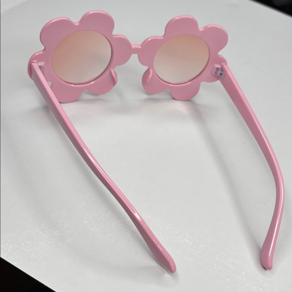 Chic Pink Flower Sunglasses - Picture 3 of 3